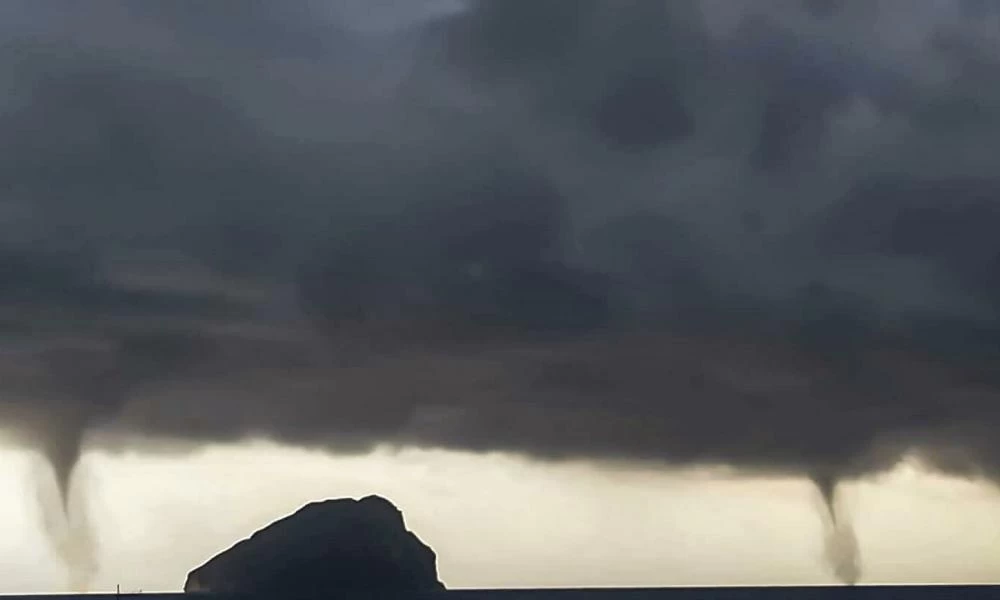 Απίστευτο θέαμα στα Κύθηρα: «Δίδυμοι» υδροσίφωνες έκαναν την εμφάνισή τους